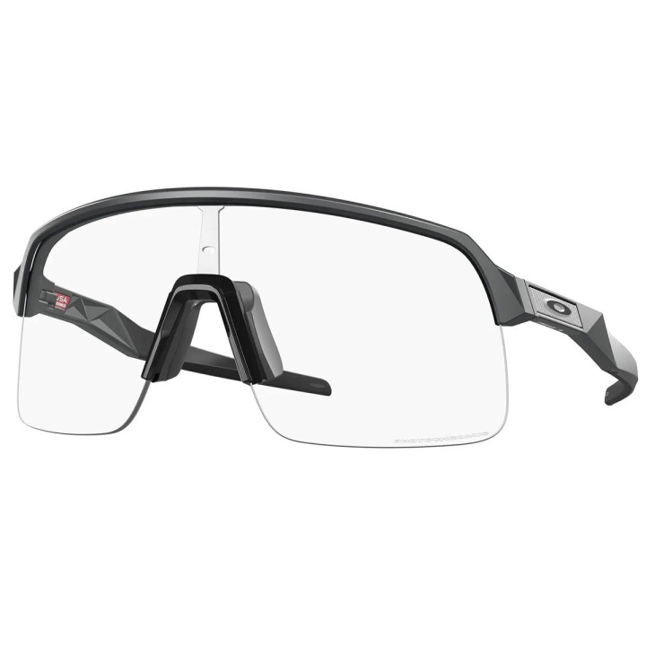 Oakley Sutro Lite Matte Carbon/Photochromic Glasögon i gruppen Tillbehör / Glasögon hos CykelCity (46251)