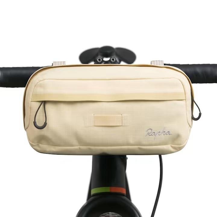 Rapha Explore Bar Bag Styrväska Sand i gruppen Tillbehör / Väskor / Styrväskor hos CykelCity (47229)